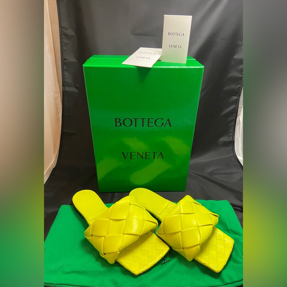 Bottega Veneta Lido Green Flat Sandals - Size 38.5